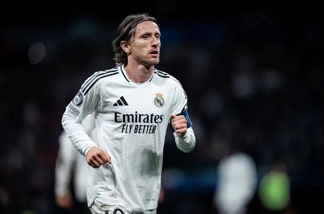 皇马更衣室彻底大清洗，莫德里奇比赛怒骂维尼修斯，现在就被踢走